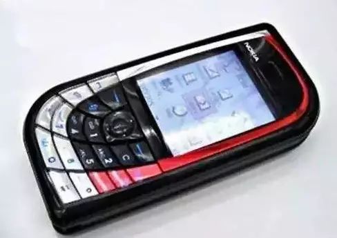 诺基亚7610：2004年颠覆性设计如何带来便捷与快乐的移动体验